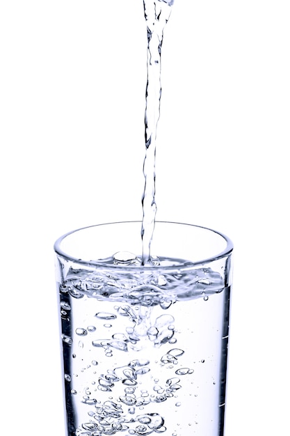 Photo verser de l'eau fraîche en verre sur fond blanc
