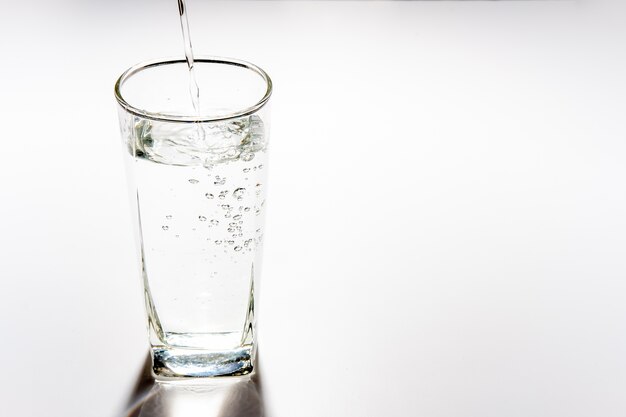 Verser de l&#39;eau potable dans le grand verre