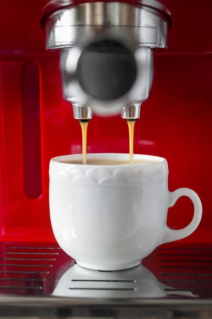 Verser un expresso simple avec une machine à café