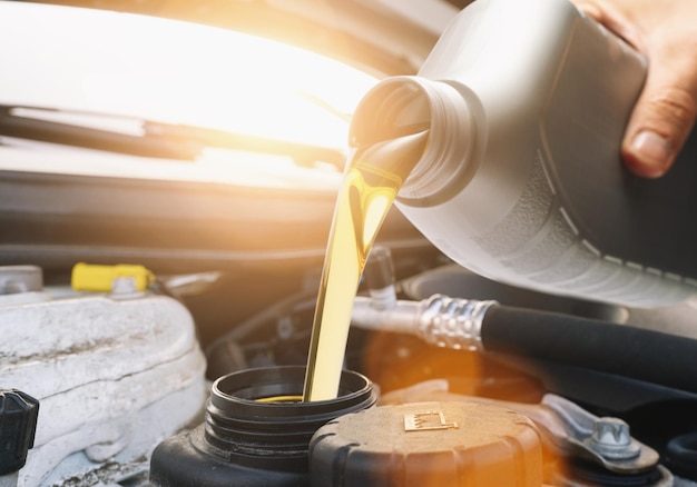 Verser de l'huile moteur dans le moteur de la voiture