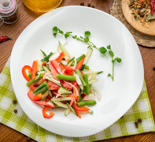 Verser l'huile d'olive dans un bol de salade