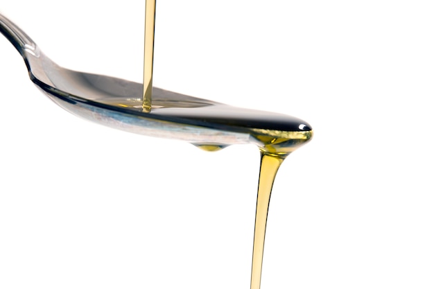 Verser de l&#39;huile d&#39;olive liquide