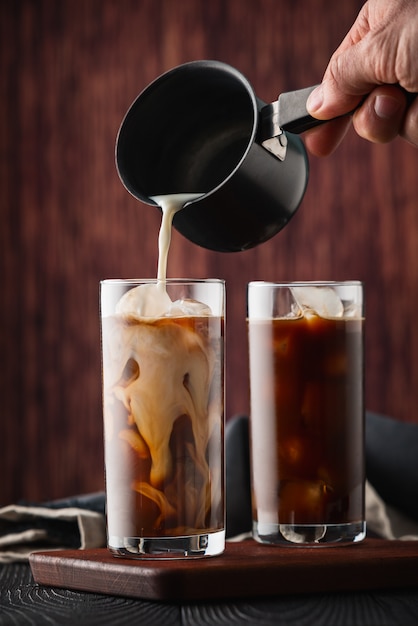 Verser le lait dans le café glacé