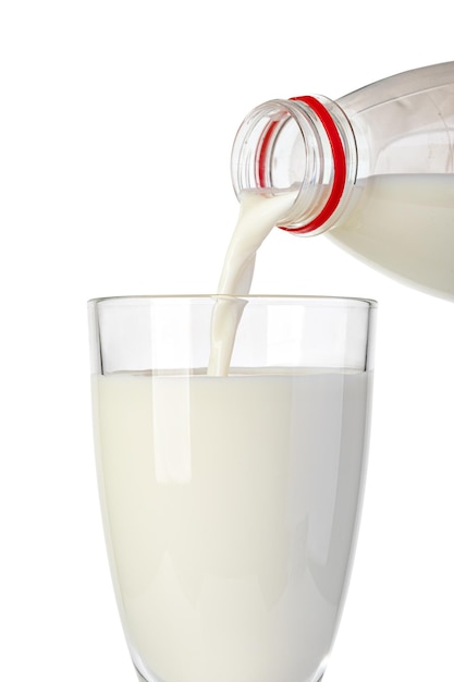 Photo verser le lait du biberon dans un verre