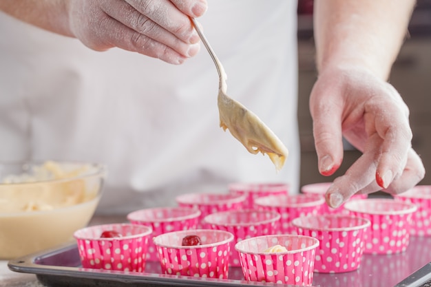 Verser le mélange à gâteau dans le plateau à muffins de cuisson