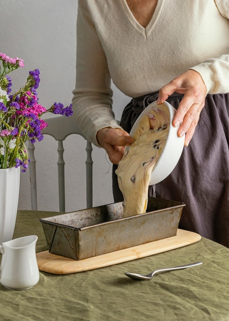 Verser la pâte à gâteau dans le moule