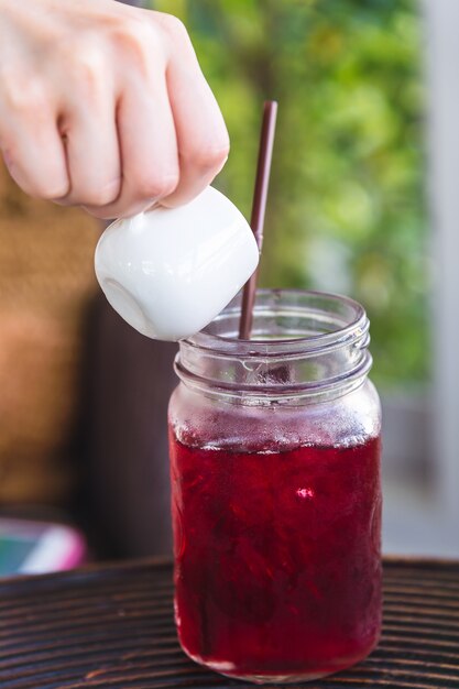 verser le sirop dans le pot de jus de baies