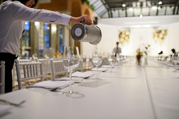 verser un verre d'eau verre d'eau sur la table