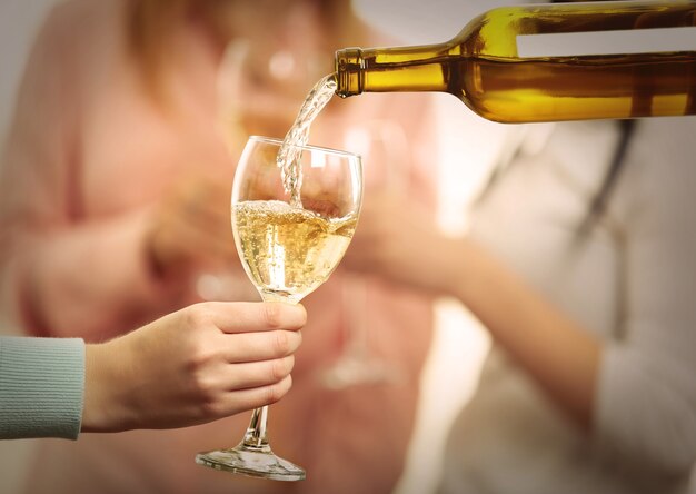 Verser Le Vin Blanc Dans Un Verre Au Enterrement De Vie De Jeune Fille, Gros Plan