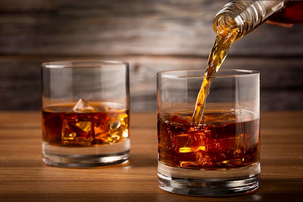Verser le whisky dans le verre