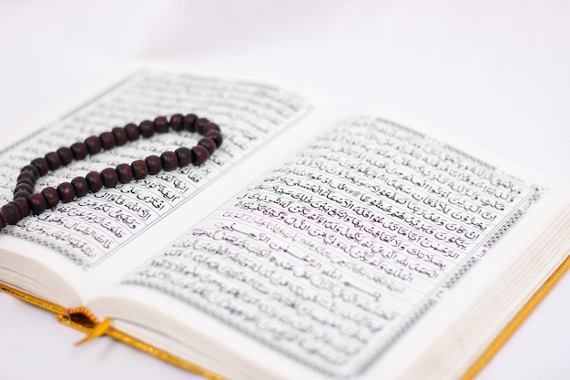 Photo versets du saint coran et tasbih isolés sur fond blanc