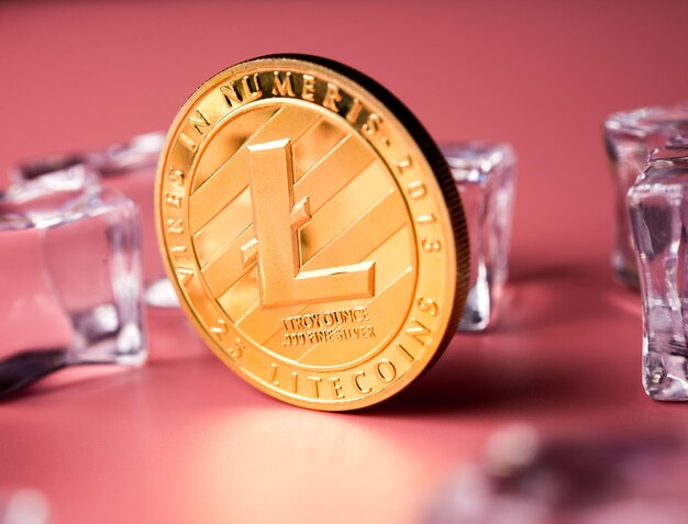 Version physique du Litecoin doré sur fond clair nouvelle monnaie virtuelle Cryptocurrency