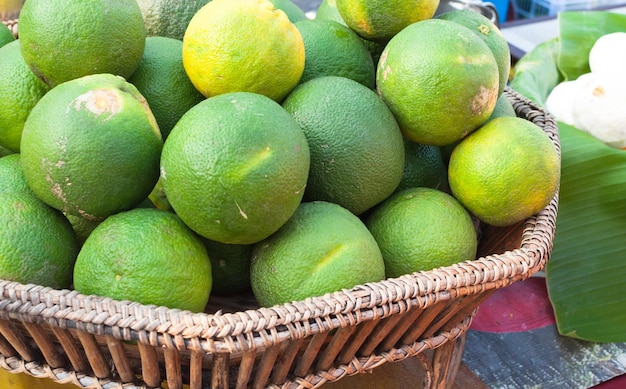 Vert citron frais dans le panier au marché asie