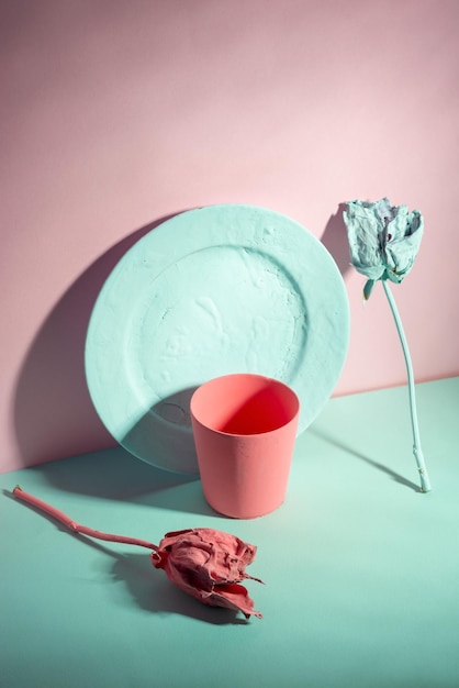 Vert et corail vivant nature morte minimaliste de plats et de roses peints