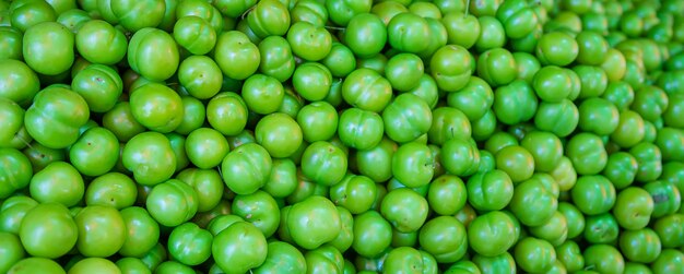 Vert prune vendu sur le marché en Géorgie.