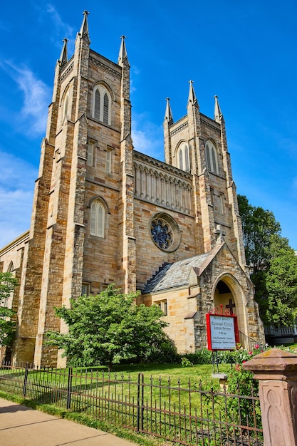 Vertical de l'extérieur de l'église épiscopale St Paul, au centre-ville de Mount Vernon Ohio