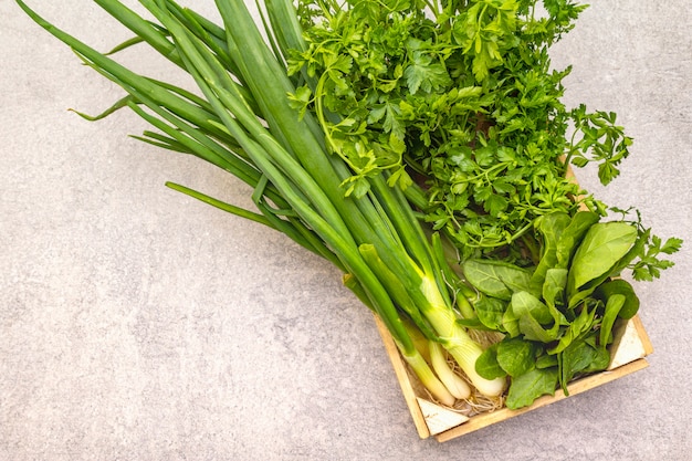 Verts frais sur une table en pierre, vue de dessus