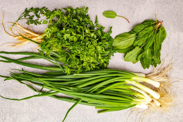 Verts frais sur une table en pierre, vue de dessus