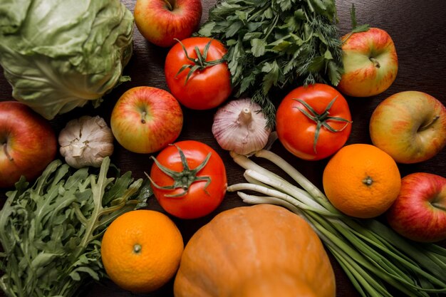 Verts et légumes de tomate d'ail sur la table