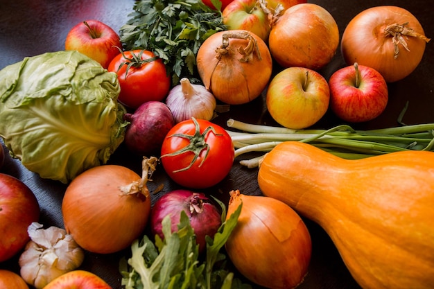 Verts et légumes de tomate d'ail sur la table