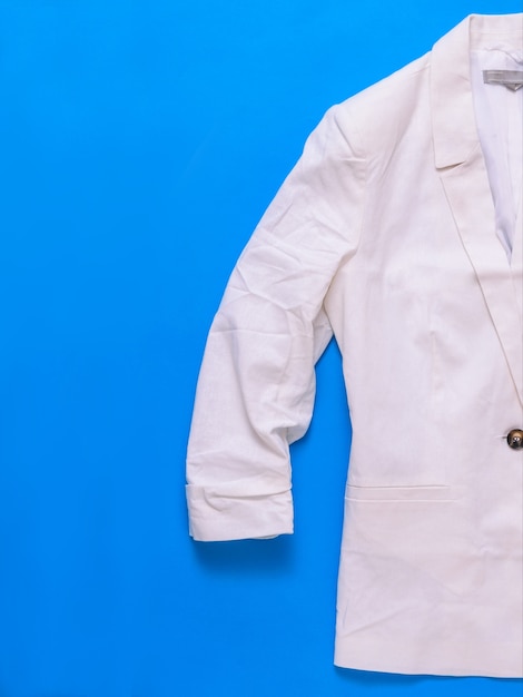 Photo veste femme blanche. vêtements pour femmes à la mode moderne. mise à plat. la vue du haut.