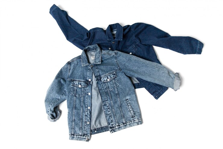 Veste en jean bleu deux isolé sur blanc