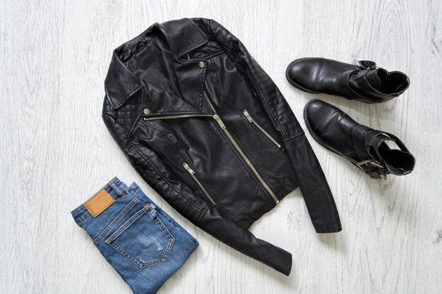 Veste, jeans et bottes en cuir noir.