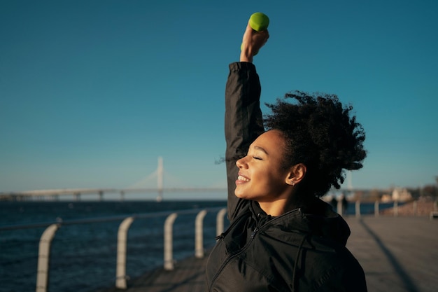 Veste de vêtements confortable pour le sport une femme d'origine afro-américaine est engagée dans le fitness