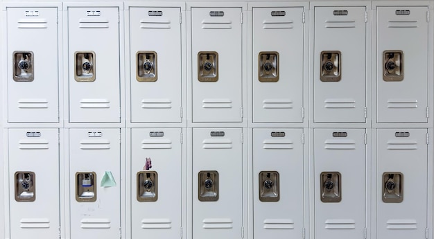 Les vestiaires et les casiers symbolisent l'unité de croissance personnelle et les soins personnels. Ils favorisent la camaraderie.