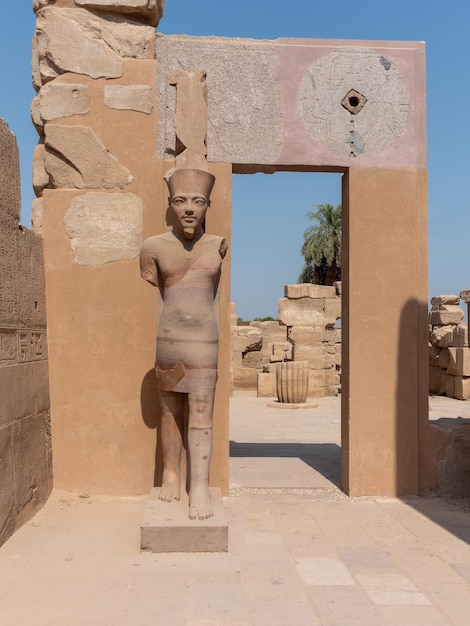 Les vestiges archéologiques du temple de Karnak luxuriant en Égypte