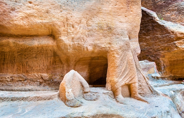 Vestiges de statues antiques dans le Siq à Petra - Jordanie