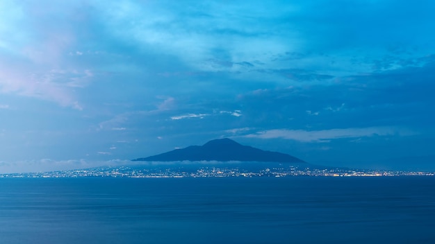 Le Vésuve visible de Sorrente au coucher du soleil Italie