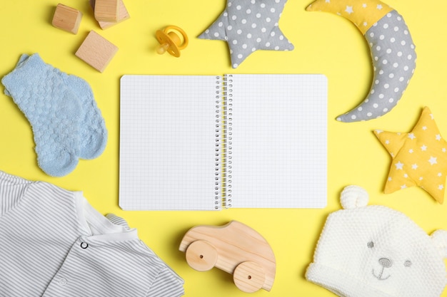 Vêtements et accessoires de fond de bébé pour un bébé