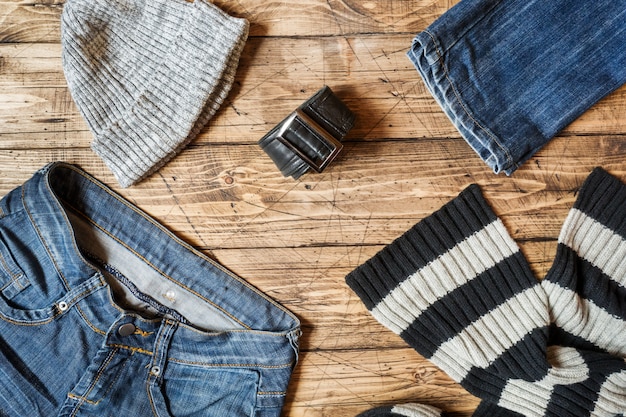 Vêtements et accessoires de jeans sur une surface en bois marron