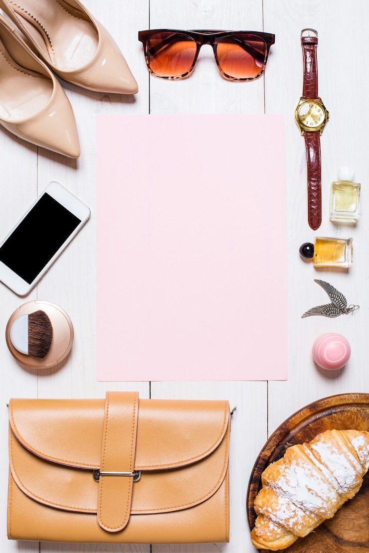 Photo vêtements et accessoires pour femmes sur fond blanc