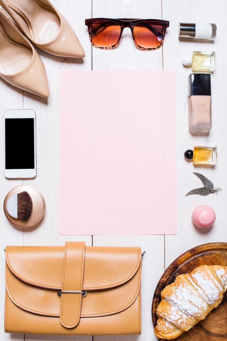 Photo vêtements et accessoires pour femmes sur fond blanc