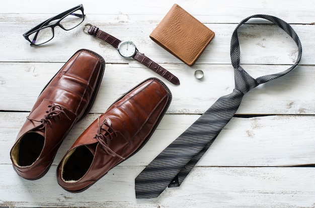 Photo vêtements et accessoires pour hommes sur le plancher en bois