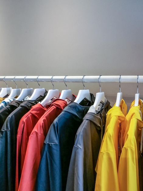 Des vêtements accrochés à un porte-à-faux