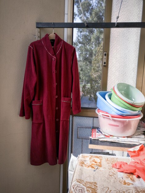 Photo des vêtements accrochés à la table contre le mur à la maison.