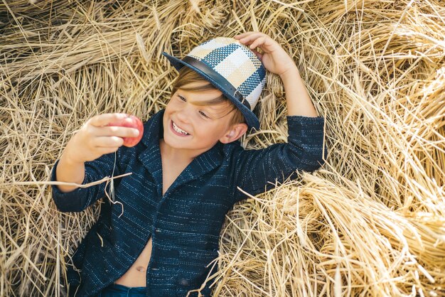 Vêtements d'automne et couleur enfants tendances automne enfant avec garçon d'humeur automnale sur une brise dans un v d'automne