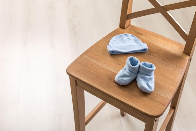 Vêtements de bébé bleu sur chaise