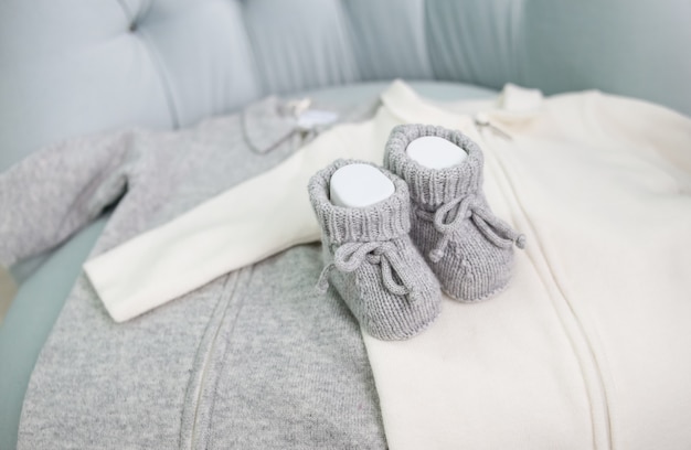 Vêtements bébé chaussures chaise gris blanc