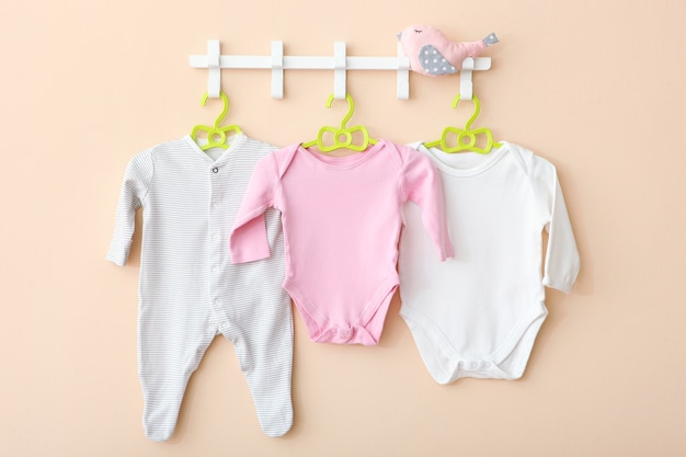 Vêtements de bébé sur un cintre pour le minimalisme de texte