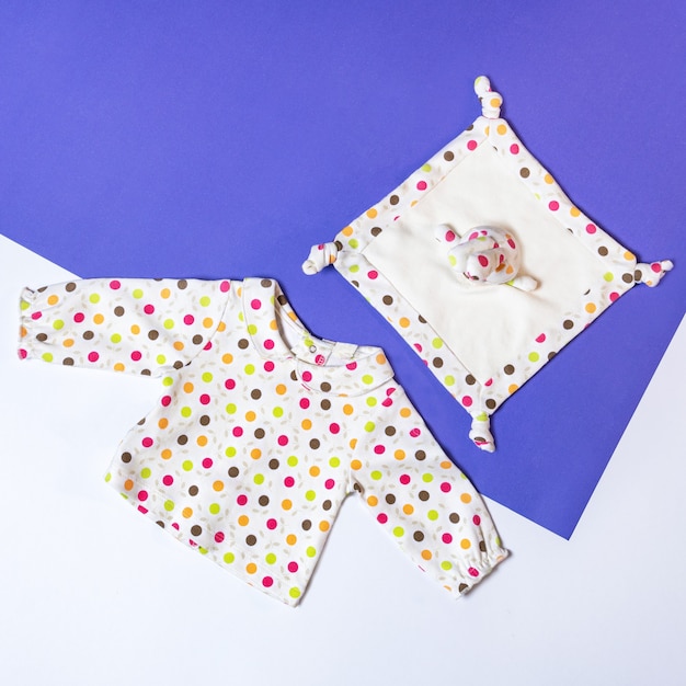 Vêtements bébé fille et jouets, concept de mode bébé