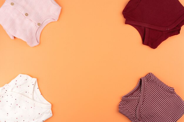 Vêtements de bébé fille sur la vue de dessus orange