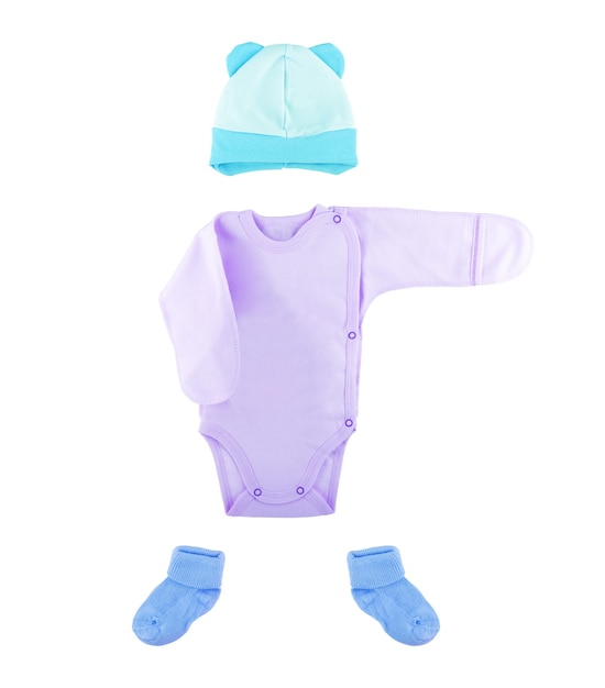 Vêtements de bébé sur fond blanc