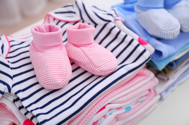 Vêtements de bébé pour nouveau-né sur tableau blanc