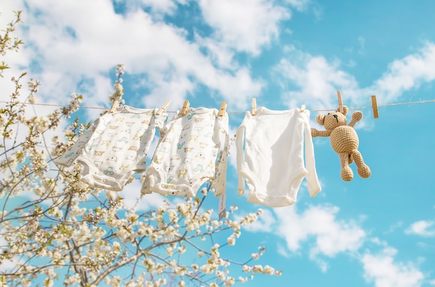 Les vêtements de bébé sèchent dans la rue. Mise au point sélective.