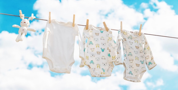 Les vêtements de bébé sèchent dans la rue