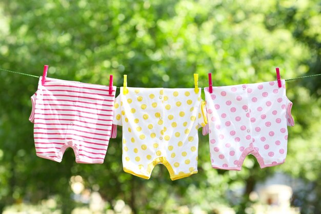 Vêtements de bébé suspendus à une corde à linge